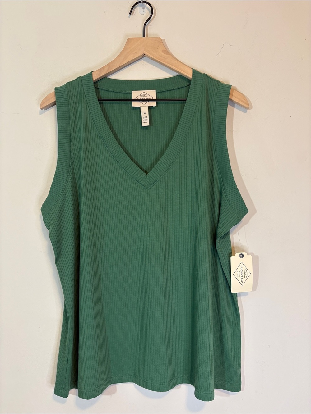 St. John’s Bay “Foliage” Green Clover Kelly Wide Strap Tank V-Neck Stretch Rib